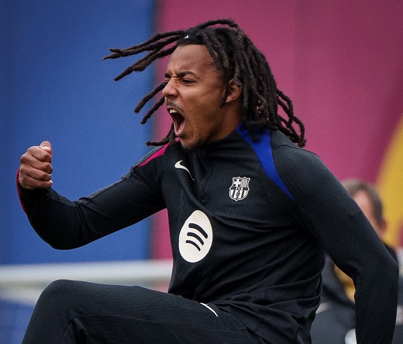 Bek asal Prancis Jules Kounde dicoret pelatih Hansi Flick dari skuad inti Barcelona saat mengalahkan Rayo Vallecano dalam lanjutan LaLiga.