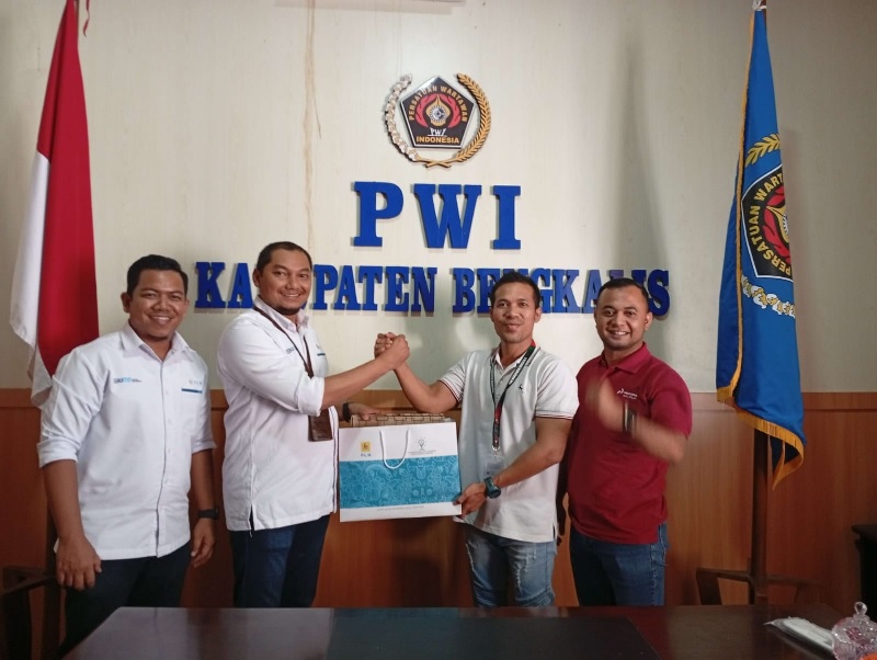 Manajer PLN ULP Bengkalis Muhammad Ashqalani menyerahkan cendera mata kepada Ketua PWI Bengkalis Adi Putra di kantornya, Senin (17/2/2025) siang.