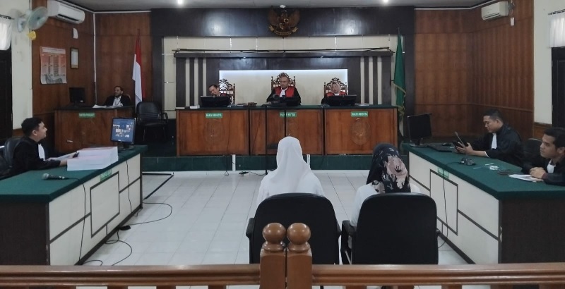 Dua terdakwa korupsi dana BOK Puskesmas Rumbio Jaya menghadapi tuntutan di PN Pekanbaru, Senin (17/2/2025).
