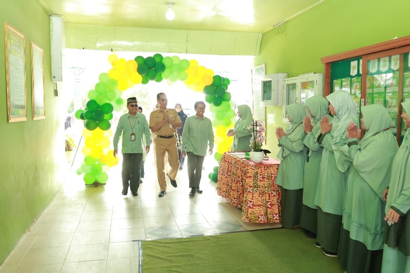 Asisten Perekonomian dan Pembangunan Kabupaten Bengkalis, Toharuddin disambut majelis guru YPIT Mutiara Duri di Lapangan YPIT Mutiara Duri, Senin (27/2/2025).