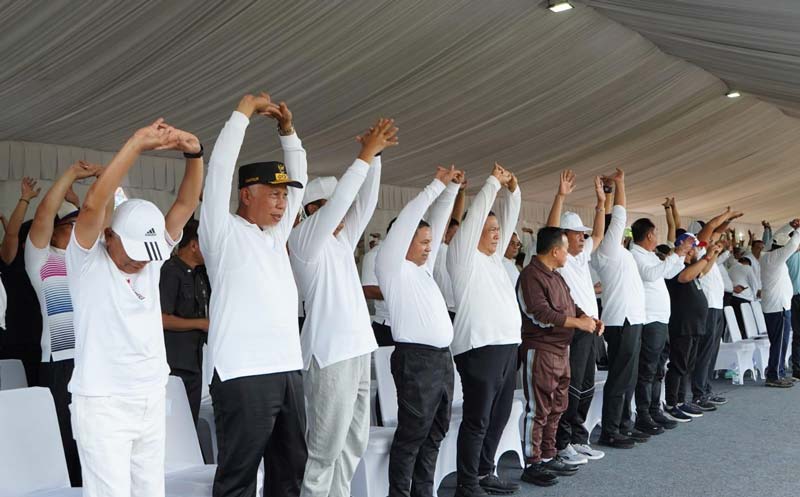 Gubernur dan Wakil Gubernur Riau Terpilih Abdul Wahid (empat kiri) dan SF Hariyanto (lima kiri) mengikuti peregangan bersama kepala daerah terpilih lainnya saat Gladi Pelantikan Kepala Daerah.