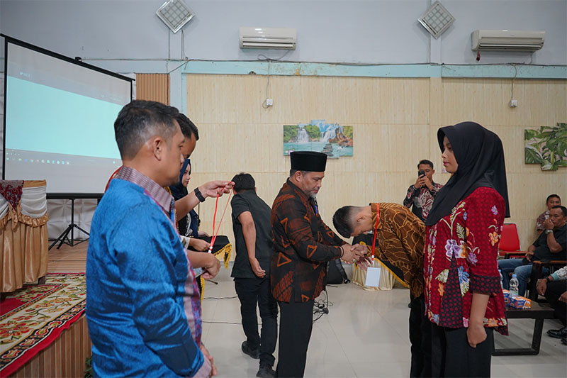 Staf Ahli Bupati Inhil Muammar Qaddafi menyalami peserta pelatihan calon anggota Polri.