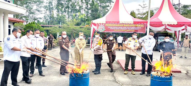 Pemusnahan barang bukti perkara Pidum yang telah inkracht dengan cara dibakar di halaman Kantor Kejari Rohul, Rabu (19/2/2025) siang.