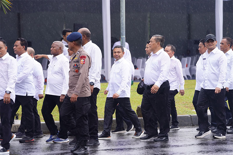 Gubernur dan wakil gubernur Riau terpilih Abdul Wahid-SF Hariyanro saat mengikuti gladi resik di kawasan Monas, Rabu (19/2/2025).