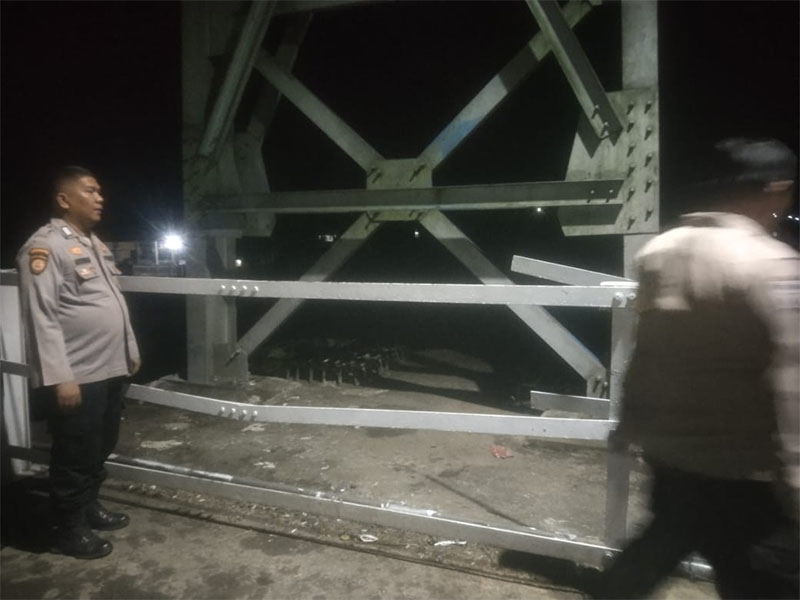 Personel Polsek Kuantan Tengah mencoba melakukan  penertiban PETI di Desa Sawah Kecamatan Kuantan Tengah yang beroperasi malam hari, Selasa (18/2/2025).