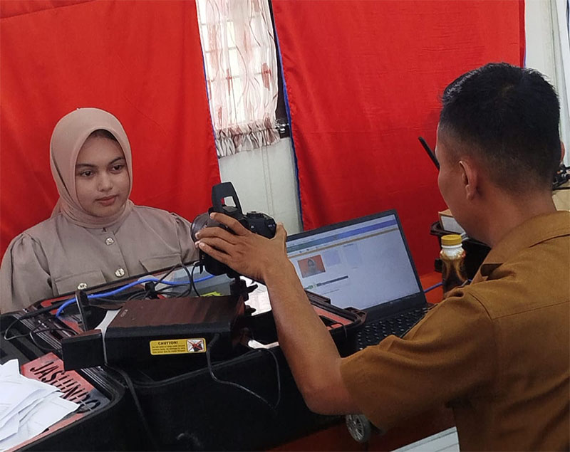 Tim Disdukcapil Inhu saat melakukan perekaman KTP-el disalah satu sekolah dalam program jemput bola, belum lama ini.
