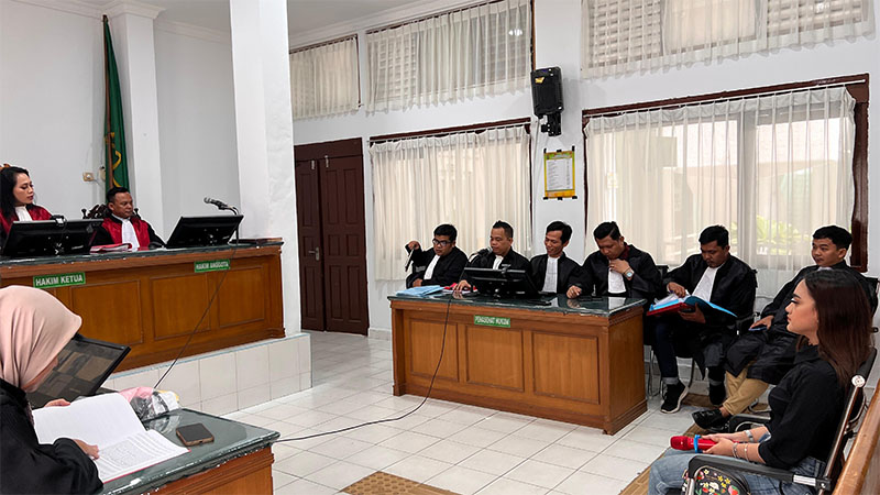 Sidang perkara penganiayaan dengan terdakwa Cut Salsa di PN Pekanbaru pada Rabu (19/2/2025).