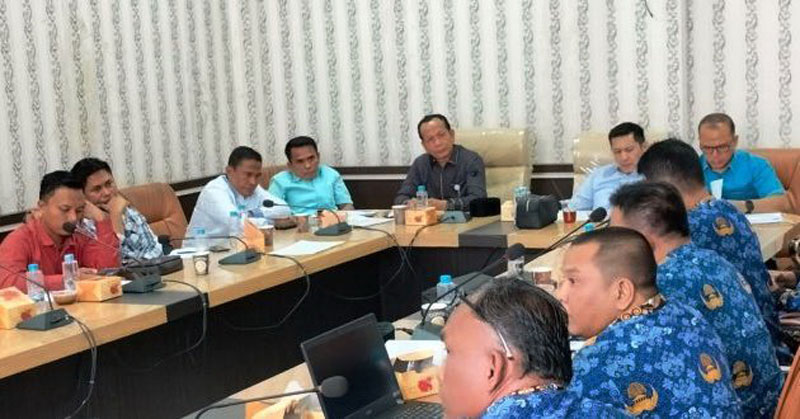 Pelaksanaan rapat dengar pendapat yang digelar lintas komisi di DPRD Rohil dipimpin Ketua Komisi B Zahrul Saufi (lima kiri) di Bagansiapiapi, Senin (17/2/2025).