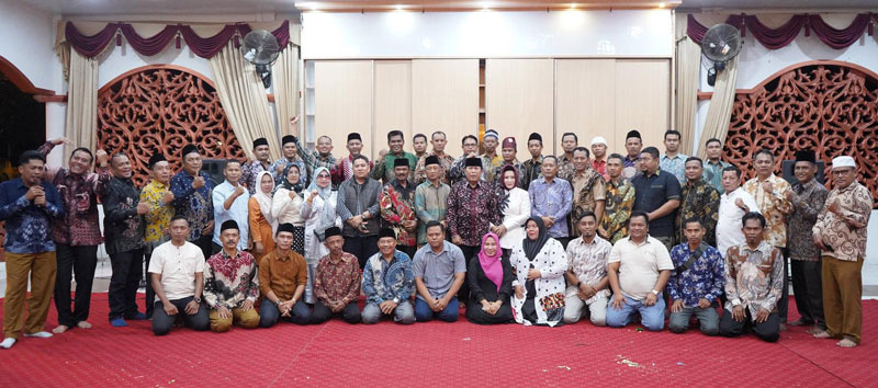 Bupati Rohul H Sukiman didampingi Ketua TP PKK Rohul Hj Peni Herawati Sukiman foto bersama dengan puluhan kades usai mendapat surprise nasi tumpeng di Pendopo rumah dinas bupati.