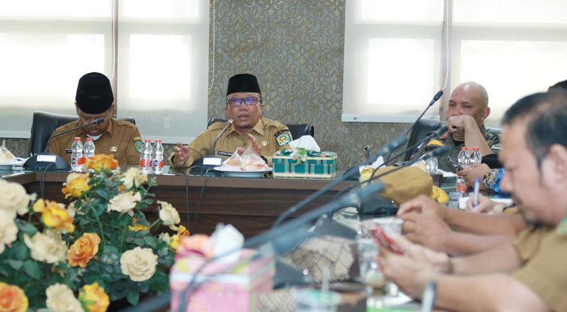 Sekda Siak Drs H Arfan Usman MPd memimpin Rakor Pengelolaan Sampah 2025 di Ruang Pucuk Rebung, Kantor Bupati Siak, Senin (17/2/2025).