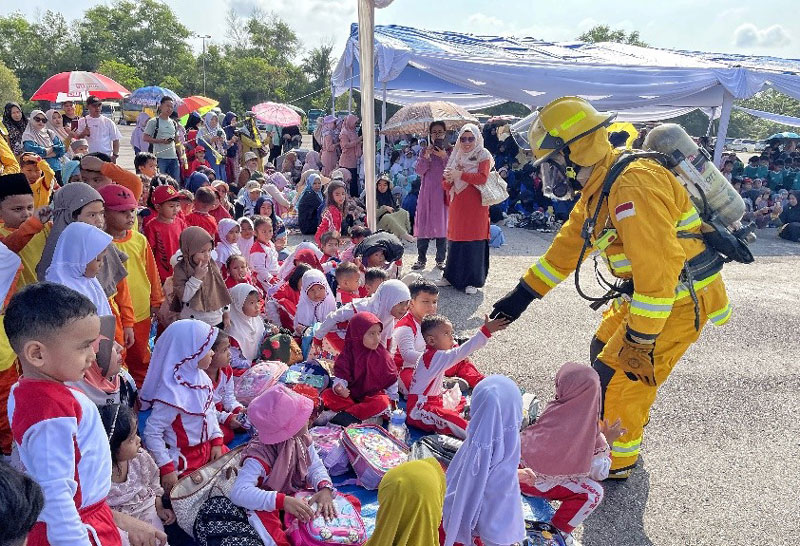 Petugas Fire Emergency Response Team Pertamina menyapa peserta didik Taman Kanak-Kanak yang berkunjung ke Duri Camp, baru-baru ini.