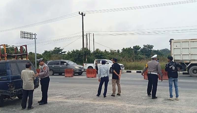 Petugas gabungan menggelar razia kendaraan di Jalan Lintas Timur Kilometer 25, Simpang Beringin, Pekanbaru-Pelalawan, Selasa (18/2/2025).