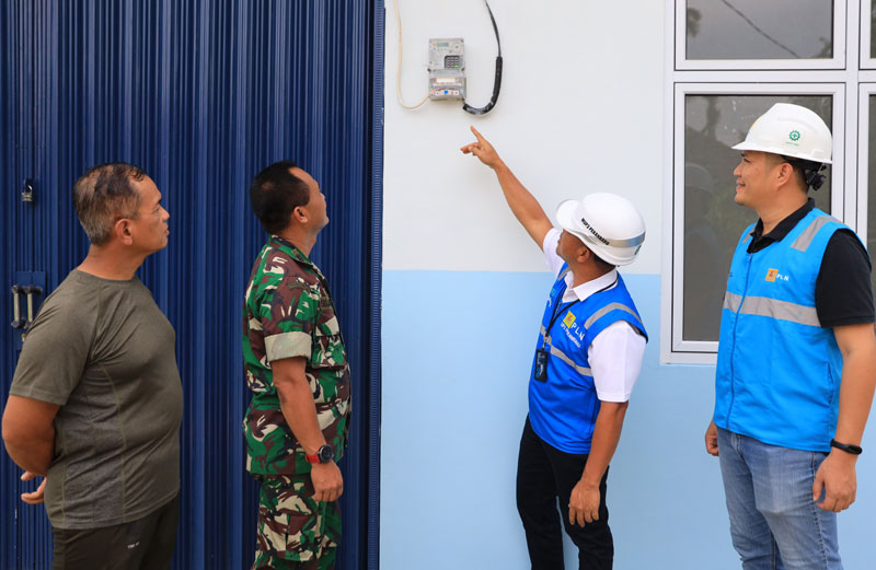 Manager PLN Unit Pelaksana Pelayanan Pelanggan Pekanbaru, Yusuf Hadiyanto sedang melakukan pemeriksaan pasokan listrik di lokasi dapur makan bergizi gratis.