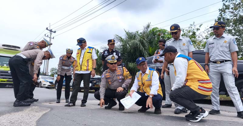 Dirlantas Polda Riau Kombes Pol Taufiq Lukman mengecek kondisi Jalan Lintas Timur, Km 75-83 bersama instansi terkait, Selasa (18/2/2025).
