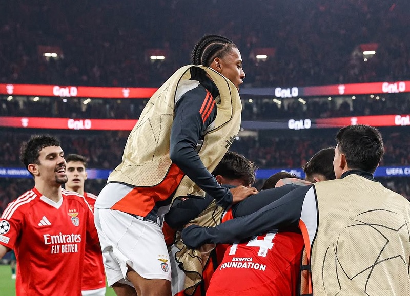 Pemain Benfica meluapkan kegembiraan saat bermain imbang 3-3 dengan AS Monaco pada leg kedua play-off Babak 16 Besar Liga Champions di Estadio Da Luz, Lisbon, Rabu (19/2/2025) dini hari WIB.