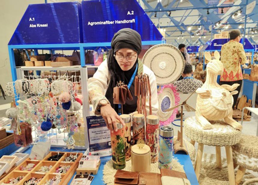 Novita Hermawan, pemilik Agrominafiber Handicraft, yang dengan tekad baja membawa produk lokalnya menembus pasar dunia.