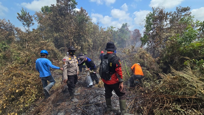 Kapolsek Bengkalis AKP Faisal melakukan patroli di lahan gambut  di Jalan Poros Desa Sungai Alam-Selatbaru, Selasa (18/2/2025) sore.