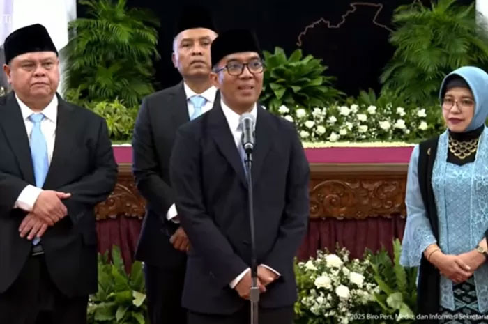 Menteri Pendidikan Tinggi, Sains dan Teknologi (Mendikti Saintek) Brian Yuliarto memberi keterangan usai dilantik, Rabu (19/2/2025).