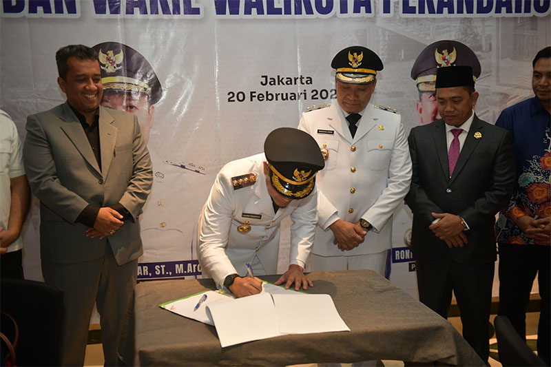 Wali Kota Pekanbaru Agung Nugroho menandatangani Perwako penurunan tarif parkir usai dilantik, Kamis (20/2/2025).