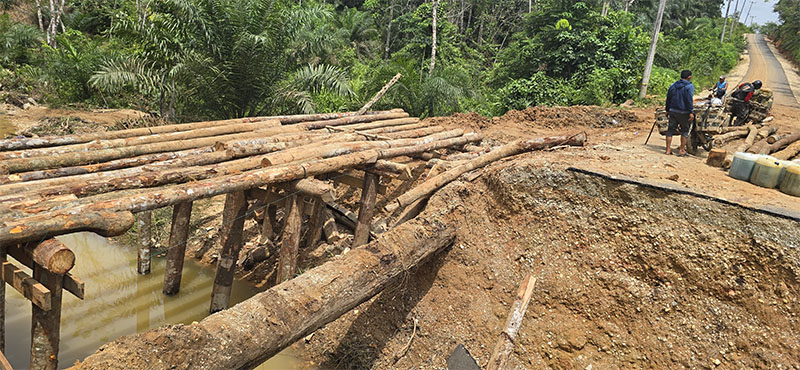 Pemasangan pancang pembangunan jembatan darurat di ruas jalan putus di Desa Koto Inuman oleh Dinas PUPR Kuansing, Kamis (20/2/2025).