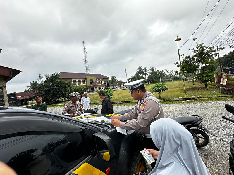 Personel Polres Inhu menindak penggunaan jalan yang melanggar aturan, baru-baru ini.