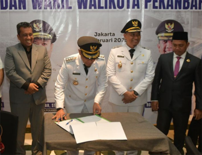 Wali Kota Pekanbaru Agung Nugroho dan Wakil Wali Kota Markarius Anwar saat sertijab dan pisah sambut dengan Pj Wako Pekanbaru, Kamis (20/2/2025).