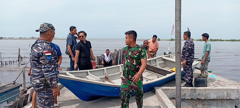 Danposal Letda Laut (P) Arisman dan Kepala Seksi Penindakan Penyidikan Bea Cukai Bengkalis Diki Iskandar, serah terima barang bukti speedboat, Rabu (19/2/2025) sore.