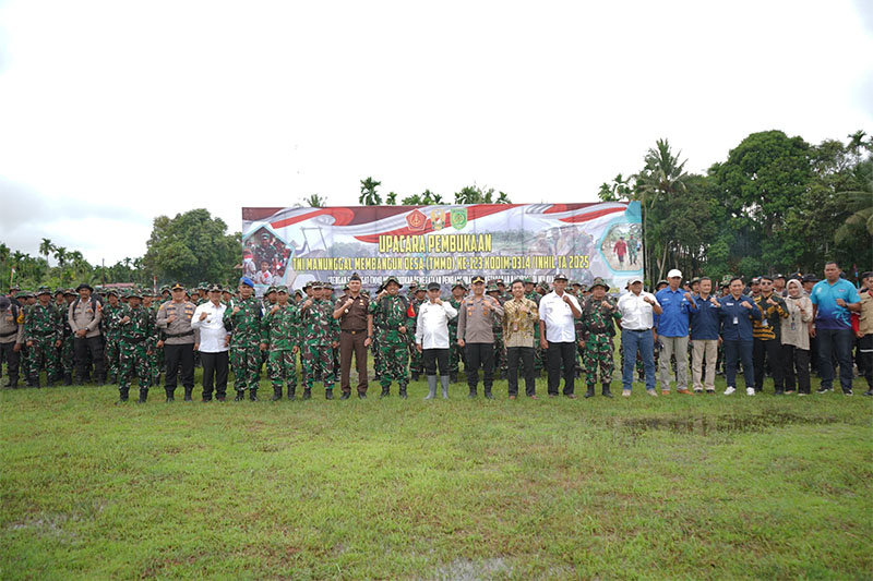 Asisten Bidang Perekonomian dan Pembangunan Setda Inhil, Junaidy Ismail bersama Forkopimda saat hadiri pembukaan program TMMD ke-123 di Kecamatan Tempuling, Inhil, Riau.