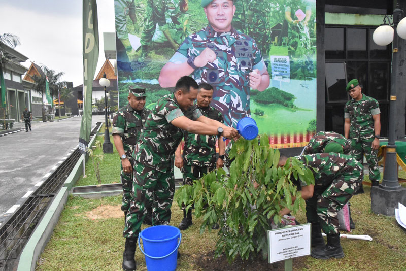 Panglima Komando Daerah Militer I/Bukit Barisan Mayor Jenderal TNI Rio Firdianto melaksanakan penanaman pohon sebagai bentuk kepedulian terhadap lingkungan Korem 031/WB, Rabu (19/2/20