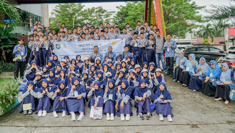 Rombongan pelajar SMP IT Al-Kautsar Duri foto bersama Redaktur Pelaksana Riau Pos&nbsp;Syahrul&nbsp;Mukhlis saat berkunjung ke redaksi&nbsp;Riau Pos, Rabu (19/2/2025).