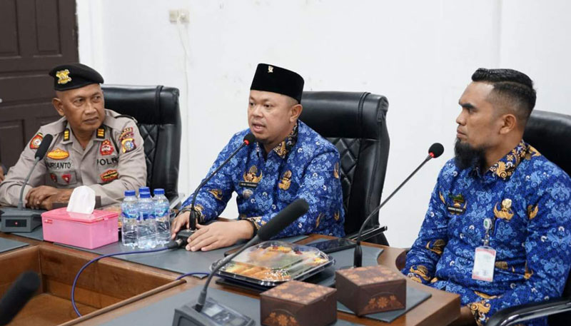 Camat Mandau Riki Rihardi memimpin rakor bersama pihak kelurahan, UPT, Karang Taruna, RT/RW dan tokoh masyarakat terkait permasalahan sampah dan PKL di Kantor Camat Mandau