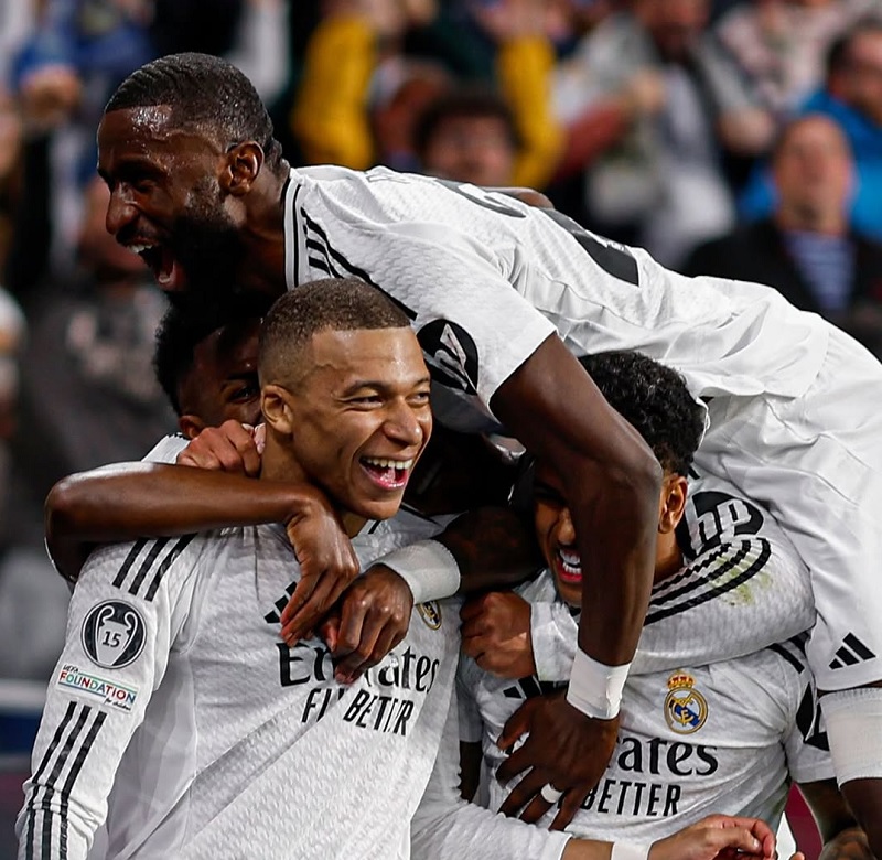 Pemain Real Madrid melakukan selebrasi usai Kylian Mbappe membobol gawang Manchestr City pada leg 2 play-off Liga Champions di Santiago Bernabeu, Madrid, Kamis (20/2/2025) dini hari WIB.