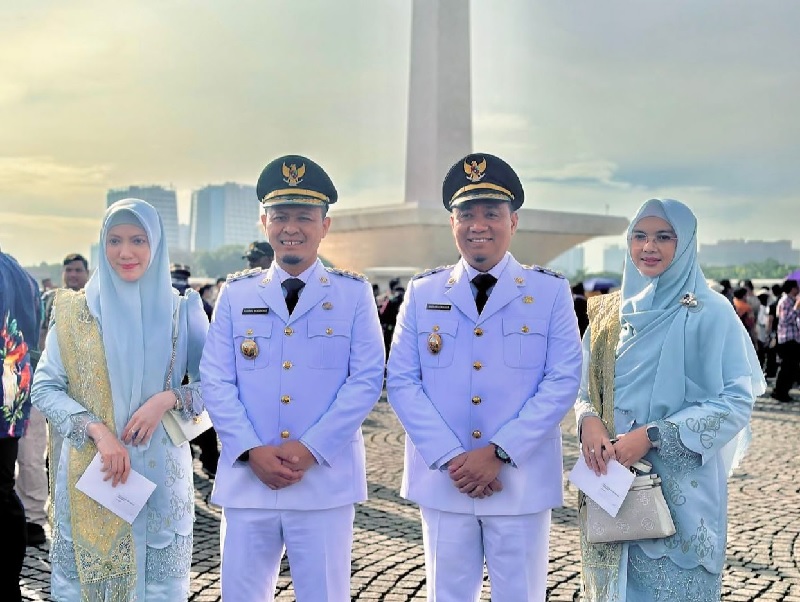 Wali Kota dan Wakil Wali Kota Pekanbaru, Agung Nugroho-Markarius didampingi istri berfoto bersama sebelum long march dari Monas ke Istana Negara untuk menjalank pelantikan, Kamis (20/2/2025).(