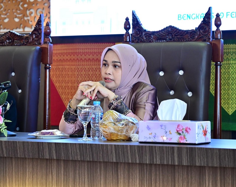 Ketua DWP Kabupaten Bengkalis Ny Ira Vandriyani Ersan Saputra menyampaikan sambutan saat silaturahmi bersama anggotanya di Ruang Rapat Dang Merdu, Lantai IV, Kantor Bupati Bengkalis, Rabu (19/2/2025).