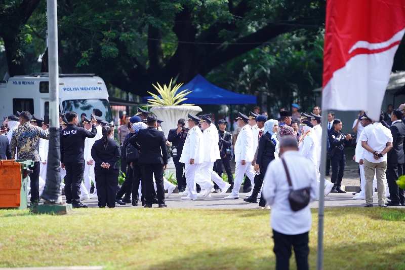 Gubernur dan Wakil Gubernur Riau Abdul Wahid-SF Hariyanto berjalan menuju Istana Merdeka untuk prosesi pelantikan, Kamis (20/2/2025).