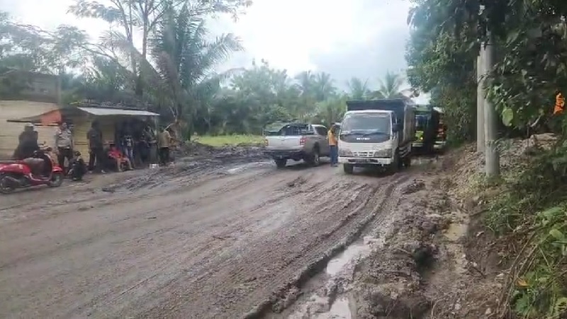 Ruas jalan lintas Teluk Kuantan-Pekanbaru di Desa Sungai Paku Kecamatan Singingi Hilir rusak parah. Kendaraan terpaksa harus antre melewati ruas jalan itu, Rabu (19/2/2025).