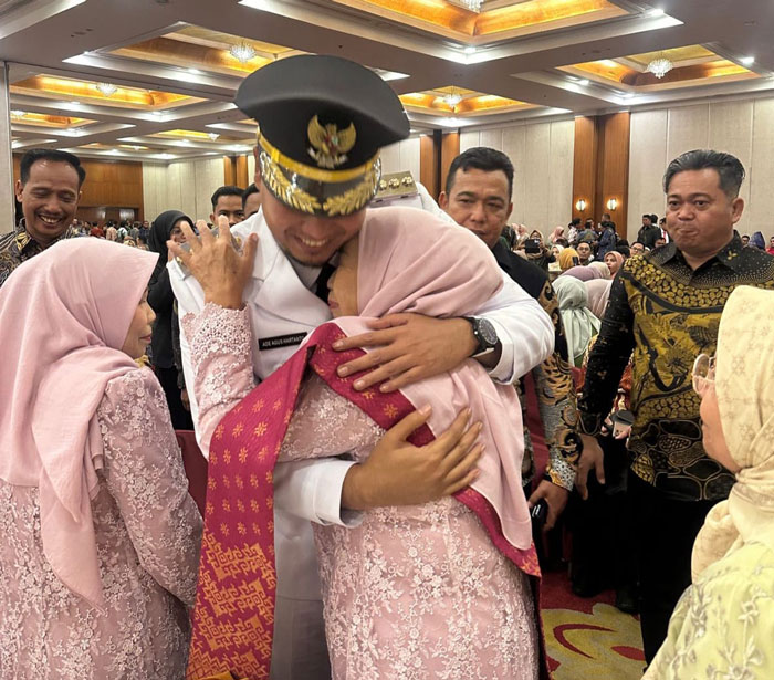 Bupati Inhu, Ade Agus Hartanto saat memeluk ibunya dan disaksikan ibu mertuanya usai dilantik, Kamis (20/2/2025).