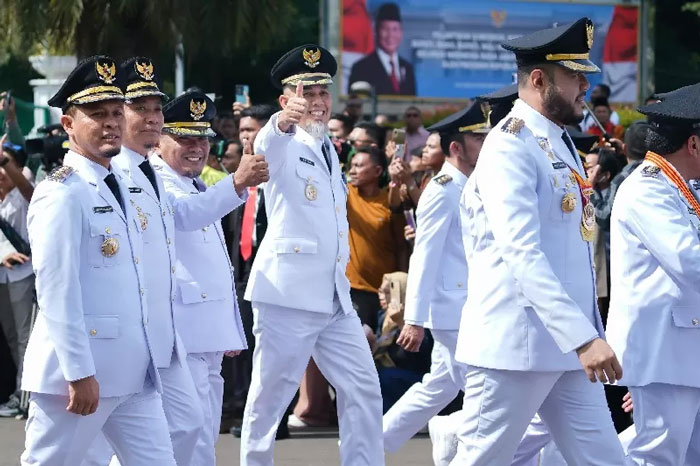 Wali Kota dan Wakil Wali Kota Dumai H Paisal-Sugiyarto mengikuti kirab jelang pelantikan melangkah sambil memberikan jempol di Jakarta,