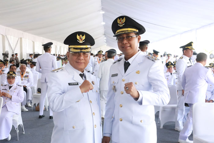 Bupati Rohil H Bistamam dan Wabup Rohil Jhony Charles BBA MBA foto bersama, dengan gaya salam semangat, di sela prosesi pelantikan di Jakarta, Kamis (20/2/2025).