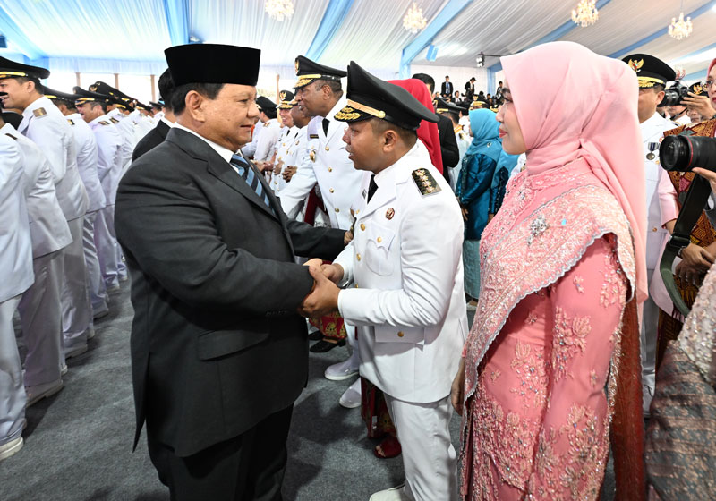 Gubernur Riau Abdul Wahid dan Wakil Gubernur Riau SF Hariyanto (foto kanan) bersalaman dengan Presiden Republik Indonesia Prabowo Subianto usai dilantik.