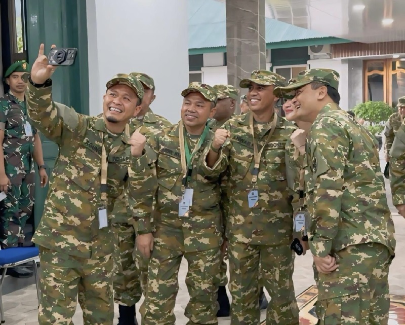 Gubernur Riau Abdul Wahid berswafoto bersama kepala daerah lainnya saat mengikuti kegiatan retret di Magelang, Jumat (21/2/2025).