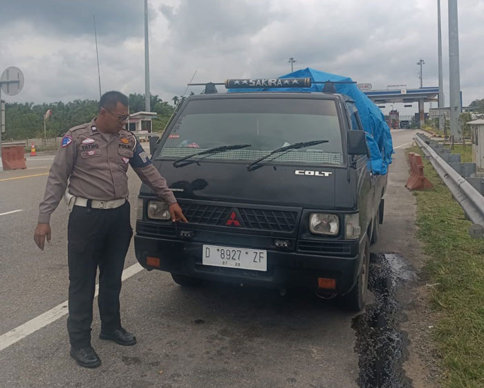 Mobil Pick Up yang melawan arus saat diamankan petugas Sat PJR Ditlantas Polda Riau, Jumat (21/2/2025).