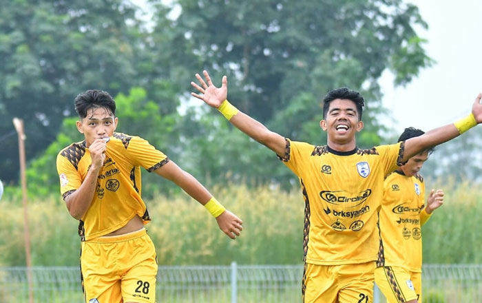 Pemain Persemai Dumai FC Wahyu Pratama (kiri) melakukan selebrasi bersama rekannya M Zulhairi usai mencetak gol ke gawang Pendalian FC .
