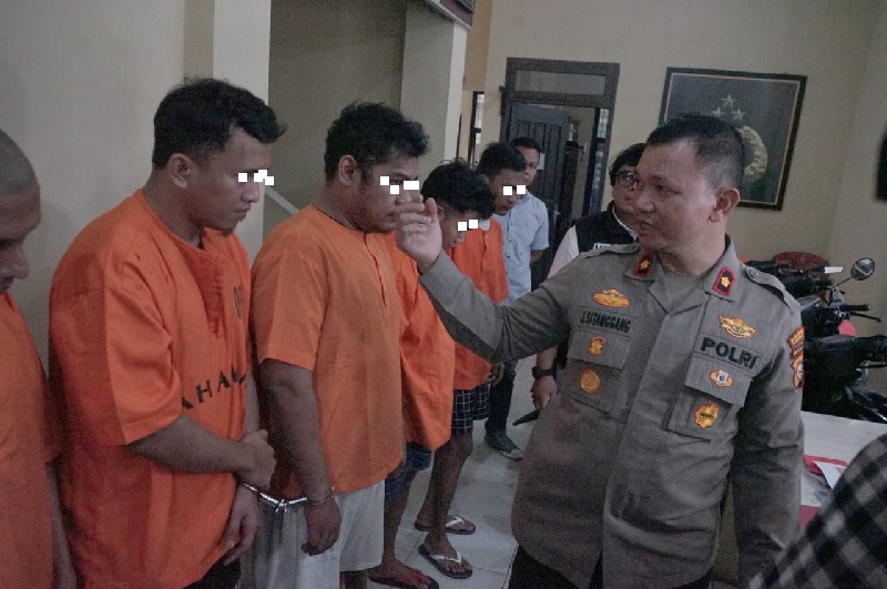 Kapolsek Sukajadi Kompol Jorminal Sitanggang menginterogasi tersangka saat ekspose kasus narkotika di Mapolsek Sukajadi Pekanbaru, Jumat (21/2/2025).