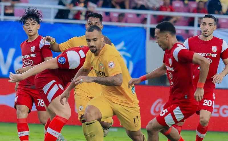 Semen Padang harus puas dengan hasil imbang 1-1 saat tandnag ke tim juru kunci Persis Solo di Manahan Solo .