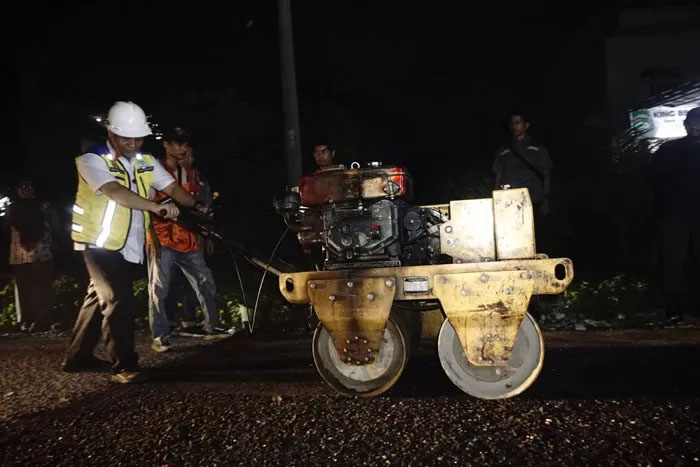 Wakil Wali Kota Pekanbaru Markarius Anwar turun tangan memperbaiki jalan rusak, Kamis (20/5/2025) malam.