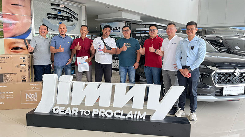 Jajaran Branch Manager PT Suzuki Buana Trada (SBT) foto bersama pemenang undian Suzuki Test Drive Berhadiah usai momen penyerahan hadiah di dealer Suzuki SM Amin, Sabtu (22/2/2205).