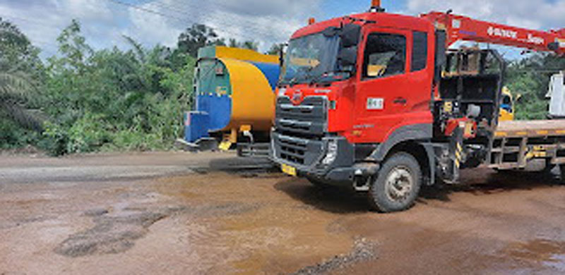 Kendaraan besar melewati Jalan Lintas Duri-Dumai Kilometer 9 di Desa Air Kulim, Kecamatan Bathin Solapan, Kabupaten Bengkalis yang mengalami kerusakan parah