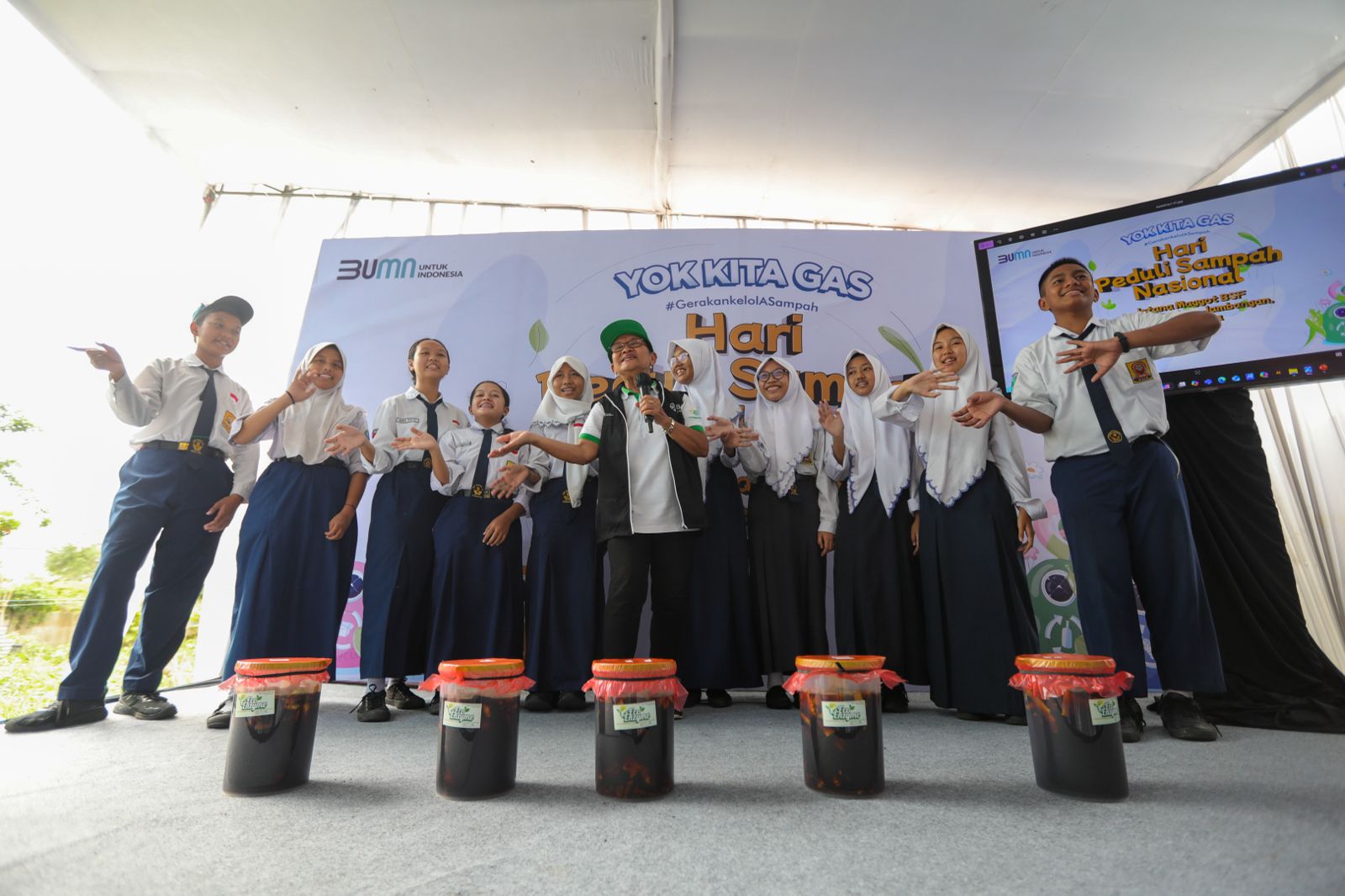 kegiatan edukasi dan aksi pengelolaan sampah di Istana Maggot BSF, yang berlokasi di Kelurahan Kebonsari, Kecamatan Jambangan, Surabaya, Jawa Timur.