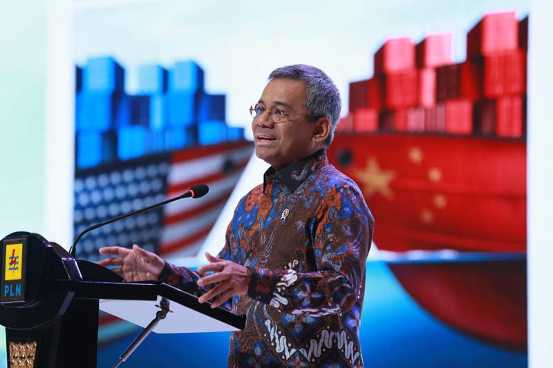 Wakil Menteri Keuangan Suahasil Nazara menyampaikan sambutan pada public lecture di Kantor Pusat PLN, Rabu (19/2/2025).